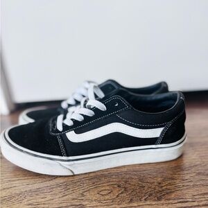 Vans Women's Ward Low Top Sneaker